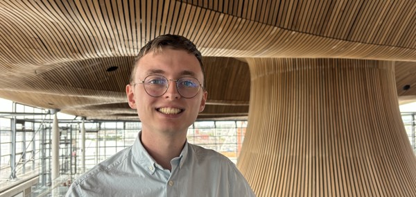 Llun o Cai Phillips yn y Senedd