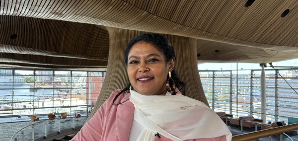 Llun o Sarra Ibrahim yn y Senedd